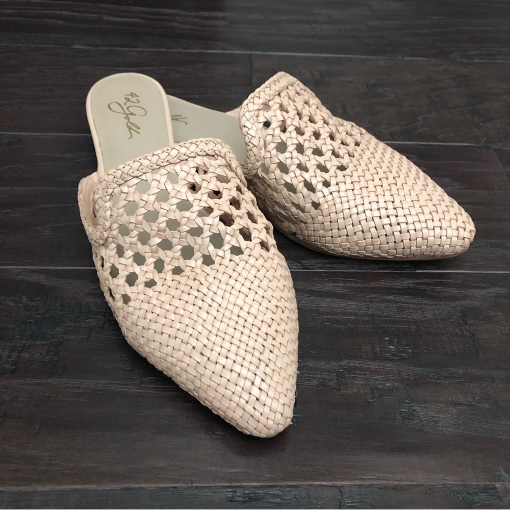 42 Gold Cora Leather Woven Pointed Mules Size 9